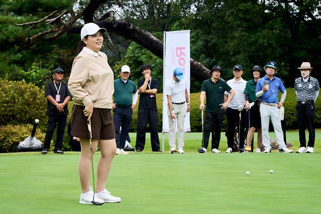 제3회 더 시에나 컵이 13일 더 시에나 서울 컨트리클럽(옛 중부 컨트리클럽)에서 열렸다. 박인비가 참가자들에게 퍼트 레슨을 하고 있다.(사진=더시에나그룹 제공)