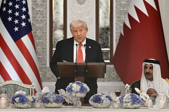 도널드 트럼프 미국 대통령이 지난 5월 14일(현지시간) 도하 루사일 궁전에서 열린 국빈 만찬에 셰이크 타밈 빈 하마드 알사니 카타르 국왕과 참석해 연설을 하고 있다. 2025.05.15 ⓒ AFP=뉴스1 ⓒ News1 우동명 기자