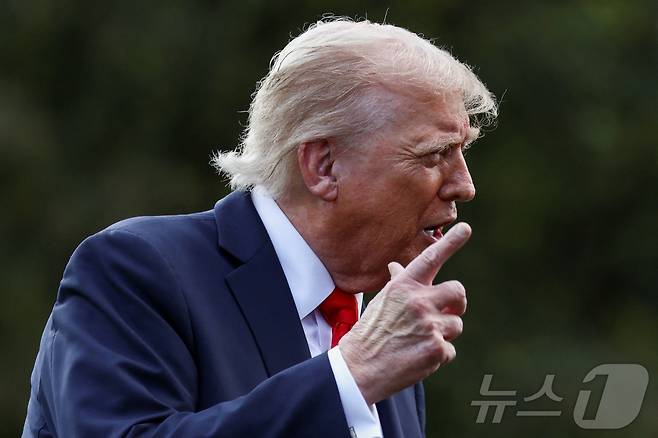 도널드 트럼프 미국 대통령이 11일(현지시간) 미국 워싱턴DC에서 뉴욕으로 출발하는 마린원(미 대통령 전용헬기)에 탑승하기 전 기자 질문에 답하고 있다. 2025.09.12. ⓒ 로이터=뉴스1 ⓒ News1 류정민 특파원
