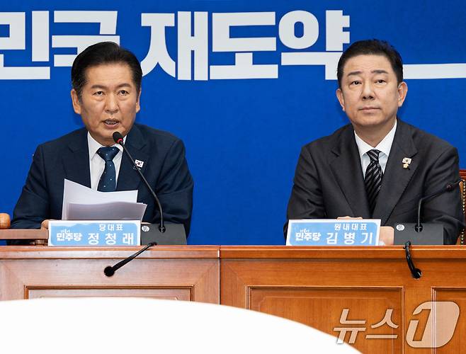 정청래 더불어민주당 대표가 12일 서울 여의도 국회에서 열린 최고위원회의에서 발언을 하고 있다. 김병기 원내대표가 정 대표의 발언을 듣고 있다. 2025.9.12/뉴스1 ⓒ News1 이승배 기자