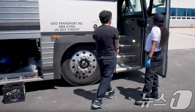 미국 이민세관단속국 ICE(U.S. Immigration and Customs Enforcement)가 지난 6일 조지아주 내 현대자동차그룹과 LG에너지솔루션 합작 배터리 공장 건설 현장의 한국인 직원 300여 명을 기습 단속·구금하는 영상을 공개했다. (ICE 홈페이지. 재판매 및 DB금지) 2025.9.6/뉴스1