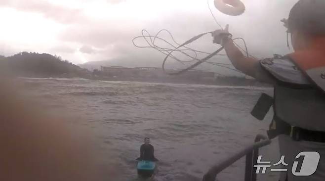 강원 양양군 현남면 인근 해양서 서핑하다 표류한 남성 구조하는 속초해경.(속초해경 제공, 재판매 및 DB금지)