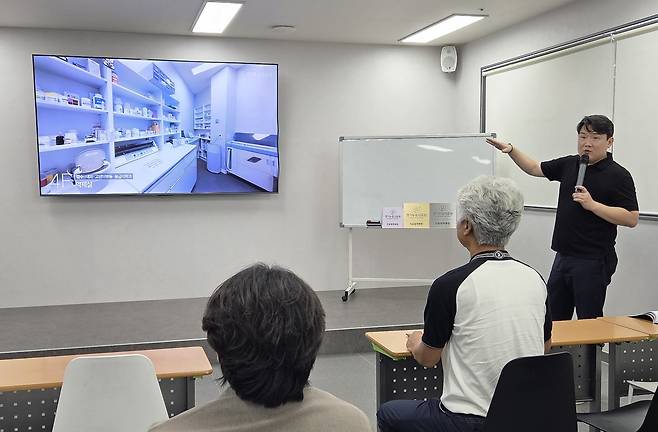 윤국진 경기동물의료원 대표원장이 병원 소개를 하고 있다. ⓒ 뉴스1 한송아 기자