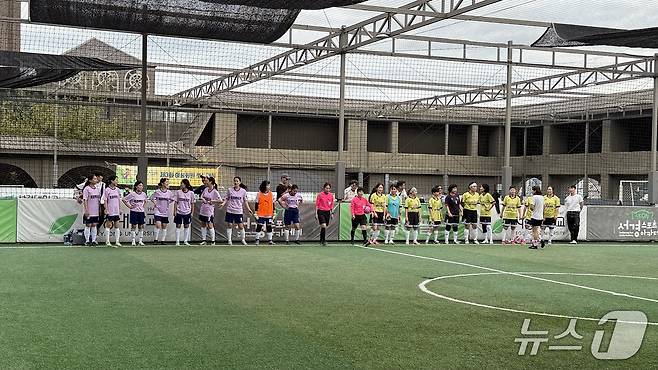 13일 서울 성북구 서경대 풋살파크에서 열린 제3회 한국기자협회 여성회원 풋살대회에서 뉴스1 선수들이 이데일리와의 결승전에 나서고 있다.