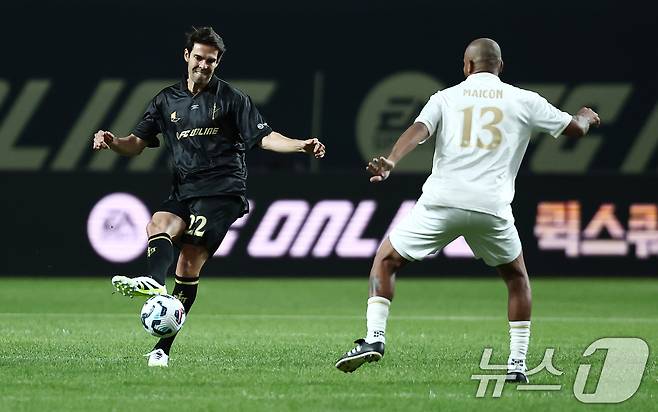 13일 오후 서울 마포구 서울월드컵경기장에서 열린 '2025 아이콘매치: 창의 귀환, 반격의 시작' 이벤트 매치에서 FC 스피어 카카가 실드 유나이티드 마이콘과의 1대1 경기에서 골을 넣고 있다. 2025.9.13/뉴스1 ⓒ News1 김민지 기자