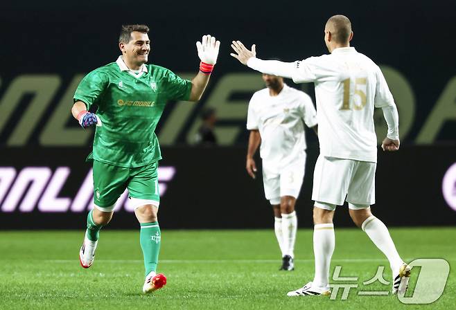 13일 오후 서울 마포구 서울월드컵경기장에서 열린 '2025 아이콘매치: 창의 귀환, 반격의 시작' 이벤트 매치 1라운드에서 실드 유나이티드 골키퍼 이케르 카시야스가 FC 스피어 골키퍼 잔루이지 부폰의 수비를 뚫고 골을 넣은 뒤 기뻐하고 있다. 2025.9.13/뉴스1 ⓒ News1 김민지 기자