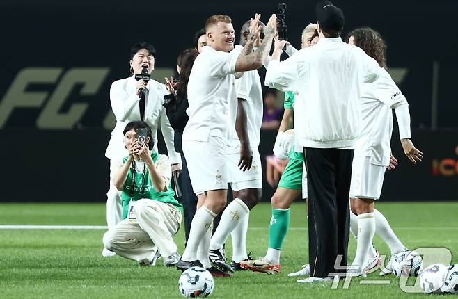 13일 오후 서울 마포구 서울월드컵경기장에서 열린 '2025 아이콘매치: 창의 귀환, 반격의 시작' 이벤트 매치 3라운드에서 실드 유나이티드 욘 아르네 리세가 강력한 슛을 선보인 뒤 동료들과 기뻐하고 있다. 2025.9.13/뉴스1 ⓒ News1 김민지 기자