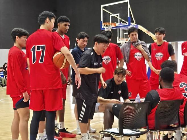 현대모비스 양동근 감독이 13일 일본 후쿠오카에서 후쿠오카와 평가전에서 작전 지시를 하고 있다. 사진 | 울산 현대모비스