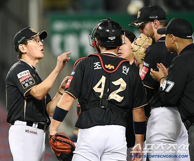 11일 서울 잠실구장에서 열린 KT-LG전. 8회말 1사 후 패트릭이 박해민을 볼넷으로 내보내자 이강철 감독이 나와 격려하고 있다. 잠실=정재근 기자 cjg@sportschosun.com/2025.9.11/