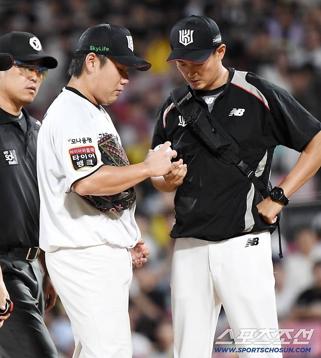 4일 수원 KT위즈파크에서 열린 LG-KT전. KT 선발투수로 마운드에 오른 문용익이 4회 투구 도중 손가락 이상으로 교체되고 있다. 수원=정재근 기자 cjg@sportschosun.com/2025.9.4/