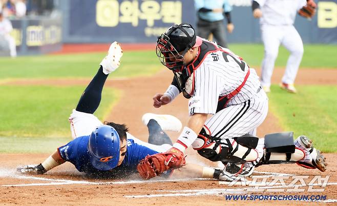 9일 잠실구장에서 열린 LG 트윈스와 한화 이글스의 경기. 1회초 1사 1,3루 한화 노시환 땅볼 때 홈을 노렸던 손아섭이 LG 포수 박동원에게 태그 당하고 있다. 잠실=박재만 기자 pjm@sportschosun.com/2025.08.09/