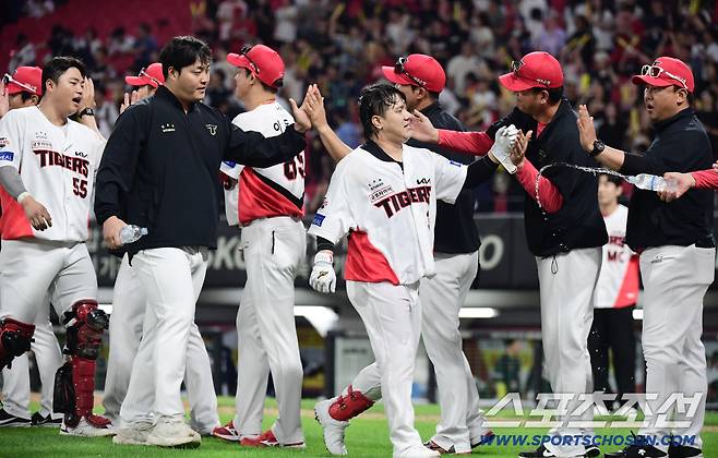 12일 광주 기아챔피언스필드에서 열린 KIA와 두산의 경기. 9회말 KIA 김선빈이 끝내기 안타를 날렸다. 동료들과 하이파이브를 나누고 있는 김선빈. 광주=송정헌 기자songs@sportschosun.com/2025.09.12/