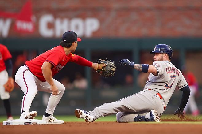 김하성이 2회초 우전안타를 친 뒤 2루까지 욕심을 내는 빅터 카라티니를 태그아웃하고 있다. Imagn Images연합뉴스