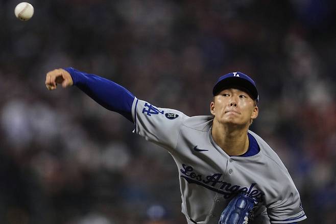 LA 다저스 야마모토 요시노부가 13일(한국시각) 오라클파크에서 열린 샌프란시스코 자이언츠전에서 힘차게 공을 뿌리고 있다. AP연합뉴스