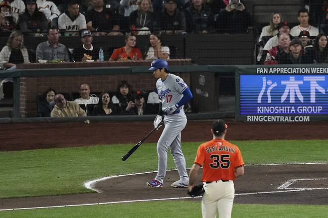 샌프란시스코 선발 저스틴 벌랜더가 3회초 오타니 쇼헤이를 볼넷으로 내보내고 있다. AP연합뉴스