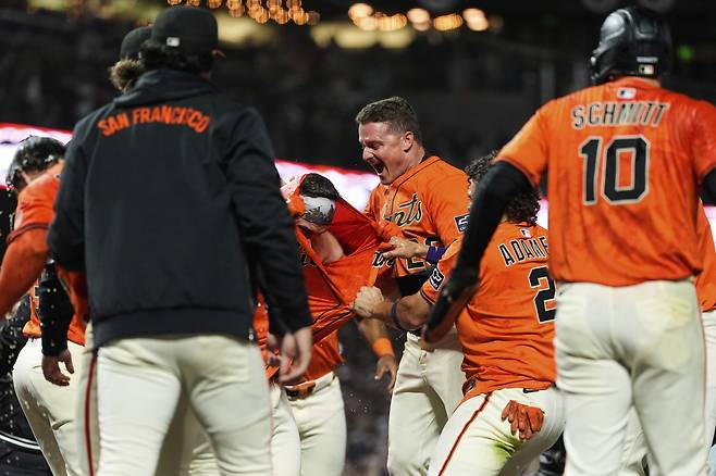 샌프란시스코 자이언츠와 이정후가 오심 덕을 아주 크게 봤다.샌프란시스코는 13일(한국시각) 미국 샌프란시스코 오라클파크에서 열린 2025 메이저리그 LA 다저스와의 경기에서 5대1로 승리했다.AP연합뉴스