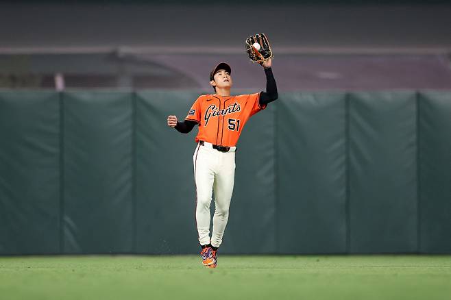 SAN FRANCISCO, CALIFORNIA - SEPTEMBER 12: Jung Hoo Lee #51 of the San Francisco Giants catches a ball hit by Shohei Ohtani #17 of the Los Angeles Dodgers in the fifth inning at Oracle Park on September 12, 2025 in San Francisco, California.   Ezra Shaw/Getty Images/AFP (Photo by EZRA SHAW / GETTY IMAGES NORTH AMERICA / Getty Images via AFP)







<저작권자(c) 연합뉴스, 무단 전재-재배포, AI 학습 및 활용 금지>