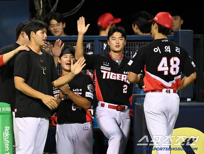 13일 잠실야구장에서 열린 KIA와 LG의 경기, 6회말 2사 1루의 위기를 넘기며 투구를 마친 KIA 이의리가 동료들의 환영을 받고 있다. 잠실=허상욱 기자wook@sportschosun.com/2025.09.13/
