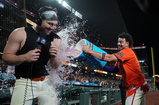 샌프란시스코 자이언츠 패트릭 베일리가 13일(한국시각) 오라클파크에서 열린 LA 다저스전에서 연장 10회말 끝내기 만루홈런을 터뜨린 뒤 인터뷰 도중 윌리 아다메스의 음료 세례를 받고 있다. Imagn Images연합뉴스