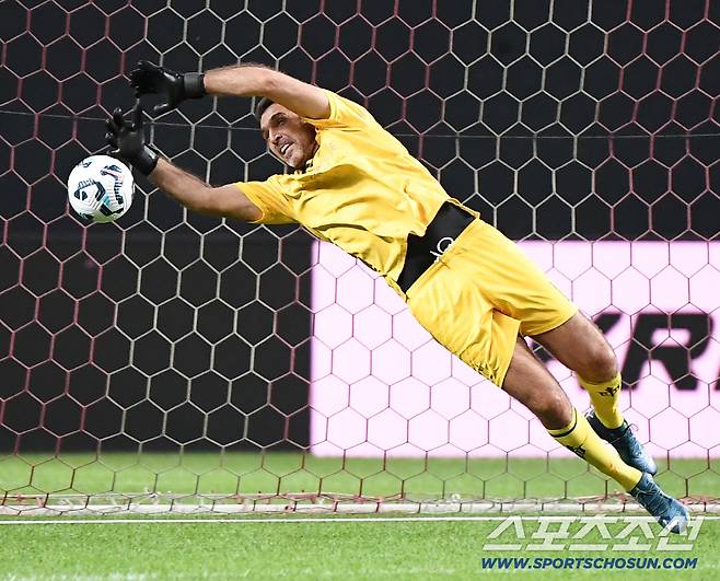 '2025 아이콘매치: 창의 귀환, 반격의 시작' 이벤트 매치가 13일 오후 서울 상암월드컵경기장에서 열렸다. 1대1 끝장 대결에서 부폰이 골을 막고 있다. 상암=정재근 기자 cjg@sportschosun.com/2025.9.13/