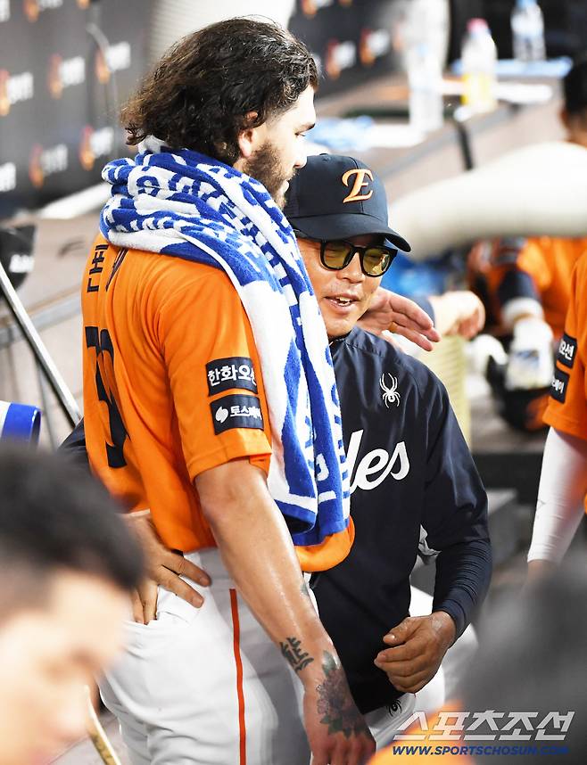 13일 대전 한화생명볼파크에서 열린 한화 이글스와 키움 히어로즈의 경기. 6이닝 무실점 호투를 펼친 한화 폰세가 양상문 코치와 포옹을 나누고 있다. 대전=박재만 기자 pjm@sportschosun.com/2025.09.13/