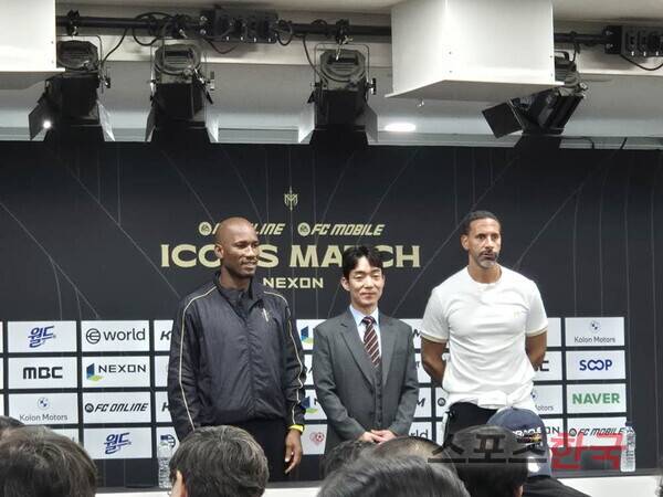 왼쪽부터 디디에 드록바, 박정무 부사장, 리오 퍼디난드