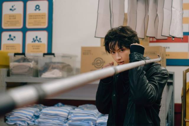 세븐틴 멤버 겸 멤버 준은 '포풍추영'에서 범죄 조직 양자단의 핵심 멤버 후평 역을 맡아 열연을 펼친다. /㈜엔케이컨텐츠