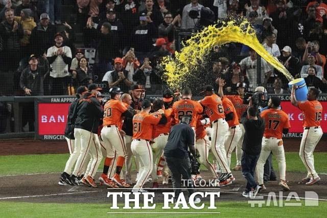 샌프란시스코 패트릭 베일리가 13일(한국시간) LA 다저스전에서 연장 10회말 끝내기 만루 홈런을 터트리자 팀 동료들이 모두 홈플레이트로 뛰쳐 나가 격하게 환영을 하고 있다. /샌프란시스코=AP.뉴시스