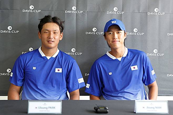 경기 후 기자회견에 참석한 박의성과 남지성(오른쪽)