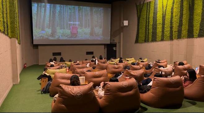 관객들이 뜨개질을 하며 영화를 보고 있다. CGV