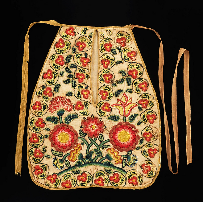 16세기와 17세기 여성들은 허리에 끈으로 묶는 '따로 된 주머니'를 치마 속에 착용했다. 이 주머니는 치마 아래에 숨겨져 있었고, 여성들은 치마에 난 틈 사이로 손을 넣어 물건을 꺼냈다.