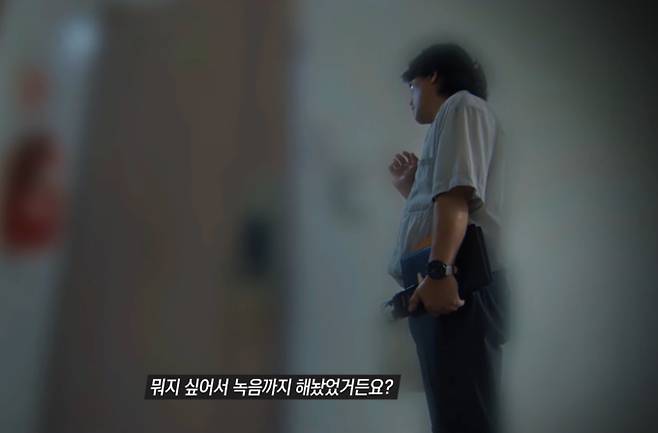 SBS ‘그것이 알고 싶다’ 1459회에서는 부산에서 발생한 17세 소년 사망 사건을 심층적으로 다룬다. 새벽에 접수된 119 신고로 출동한 구조대는 온몸에 상처로 뒤덮인 아이를 발견했으나 사망을 막지 못했다. 충격적으로 범행을 인정한 이는 아이의 어머니였으며, 조사 결과 7시간에 걸친 학대가 이어졌던 것으로 드러났다. 더 놀라운 점은 앞집 이웃 홍 씨가 사건 과정에 개입해 폭행을 부추기는 통화를 나눈 정황이 확인되었다는 점이다. 프로그램은 피해 학생의 삶, 상반된 주변인의 증언, 확보된 음성 자료를 통해 사건의 진실을 추적하고 비극을 둘러싼 복잡한 관계를 밝힌다. 방송은 9월 13일 토요일 밤 11시 10분에 방영된다.