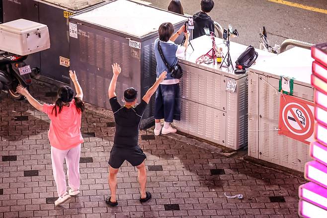 지난 8일 밤 BJ들이 부천역 인근 길거리에서 실시간 방송을 진행하고 있다. 흥겨워보이지만 행인들은 혹여 얼굴이 찍힐까 이곳을 피했다. /주민욱 영상미디어 기자