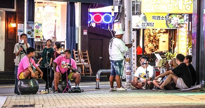 부천역 인근 먹자골목 길거리에 자리 잡고 야외 방송 중인 BJ들. /주민욱 영상미디어 기자