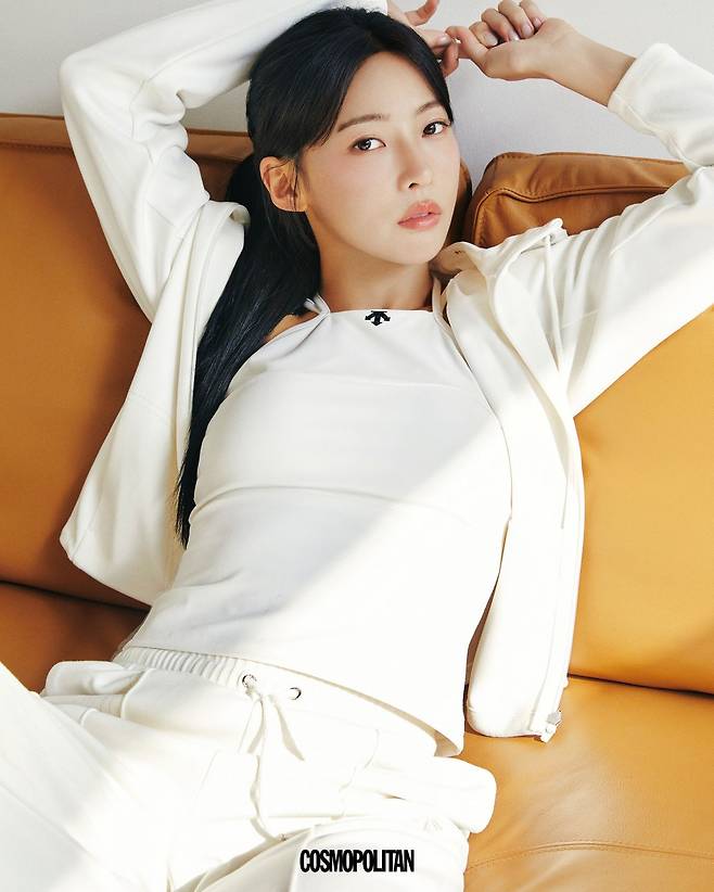 소프트 터치 트레이닝 후드 집업 17만9천원, 미디엄서포트 롱 브라톱 10만9천원, 트레이닝팬츠 12만9천원 모두 Descente.