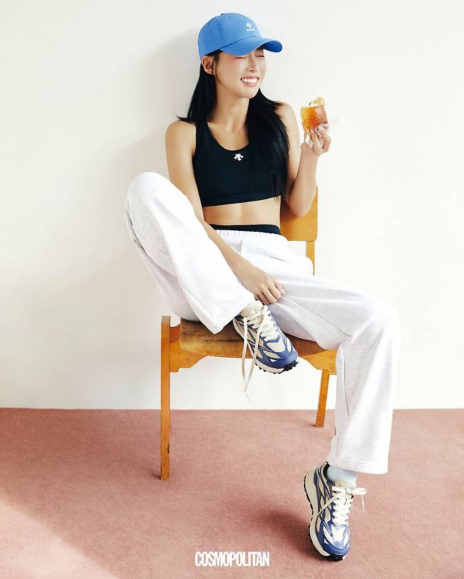 하이서포트 브라톱 10만9천원, 스포츠테리 액티브 피트 니트 팬츠 11만9천원, 러닝 델타프로 쇼트 레깅스 12만9천원, 나일론 볼캡 4만9천원, 양말 1만3천원, 퓨텍트 V2 스니커즈 16만9천원 모두 Descente.