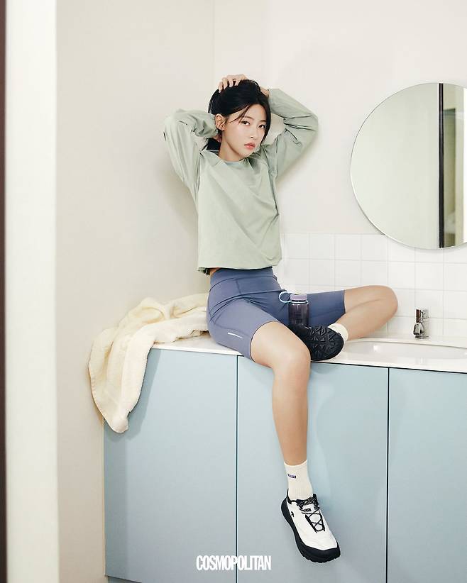 우븐 맨투맨 11만9천원, 9인치 타이츠 9만9천원, 양말 1만3천원, 터레인디 스니커즈 18만9천원 모두 Descente.