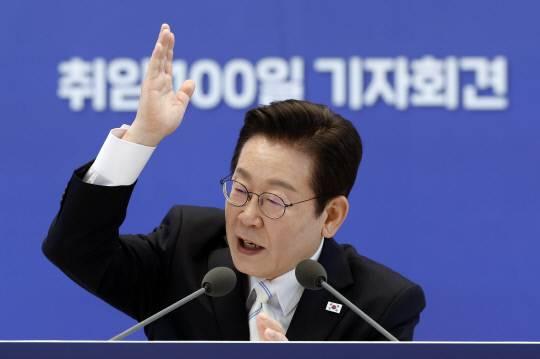 이재명 대통령이 11일 청와대 영빈관에서 열린 취임 100일 기자회견 '회복을 위한 100일, 미래를 위한 성장'에서 취재진 질문에 답하고 있다. 연합뉴스
