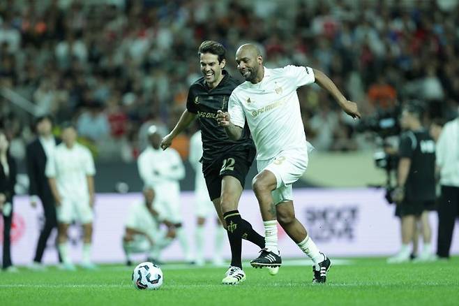 FC스피어 팀의 카카와 쉴드 유나이티드 팀의 마이콘이 13일 서울월드컵경기장에서 열린 '2025 아이콘매치: 창의 귀환, 반격의 시작'에서 일대일 끝장 대결에서 승부를 벌이고 있다.ⓒ넥슨