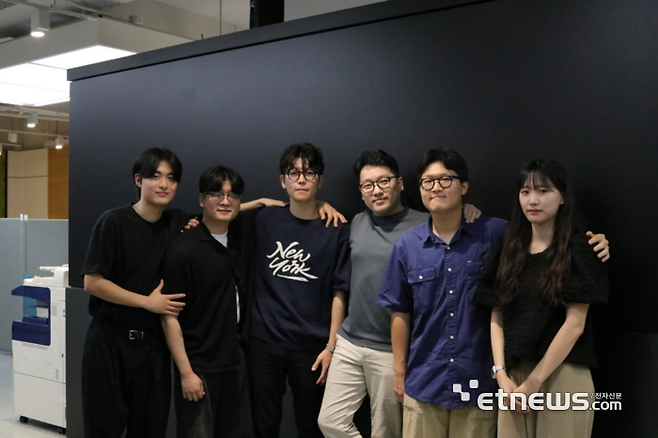 한양대 ERICA캠퍼스 디자인대학 학생팀이 '제임스 다이슨 어워드 2025' 국내전에서 최종 우승을 차지했다. 사진은 박준호 학생, 황승협 학생, 손민형 학생, 최종우 교수, 최유민 학생, 배소영 학생(왼쪽부터)이 기념 촬영했다.