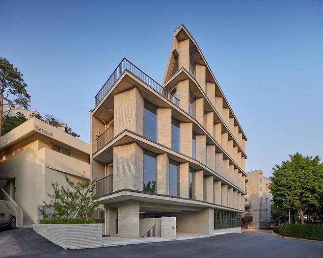 3ab828becd3cc5a5fb6d5d3566a25347.jpg 제니 1인 기획사 사옥 수준