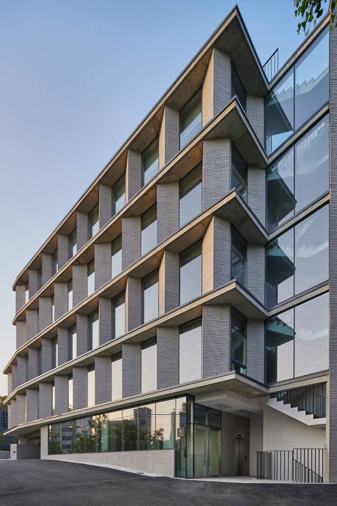 c668a4ea8fbf1cda89afde777ba2b12a.jpg 제니 1인 기획사 사옥 수준