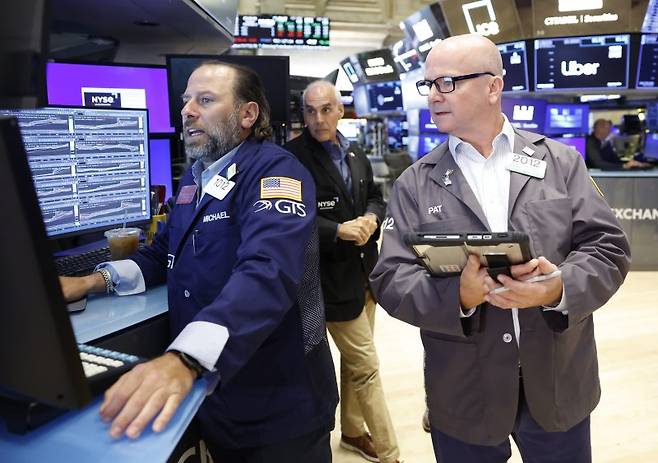 뉴욕 증시가 12일(현지시간) 혼조세로 마감했지만 기술주 위주의 나스닥은 5일 연속 사상 최고 기록을 새로 썼다. UPI 연합