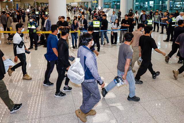 미국 이민 당국에 체포·구금됐다가 석방된 한국인 근로자들이 12일 인천국제공항 제2여객터미널을 통해 귀국하고 있다. 풀려난 한국인들은 지난 4일 미국 조지아주 엘러벨의 현대차그룹-LG에너지솔루션 배터리 합작공장 건설 현장에서 체포·구금된 지 8일 만에 고국 땅을 밟게 됐다. 영종도=최주연 기자