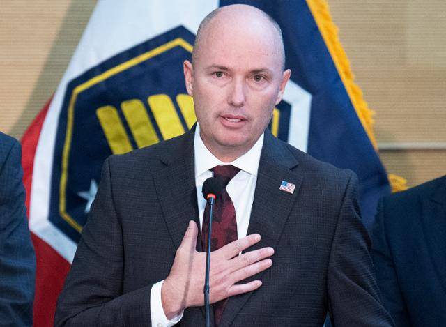 스펜서 콕스 유타 주지사가 12일 유타주 오렘의 유타밸리대 캠퍼스에서 보수 운동가 찰리 커크 살해 사건에 대해 기자회견을 하고 있다. 오렘=UPI 연합뉴스