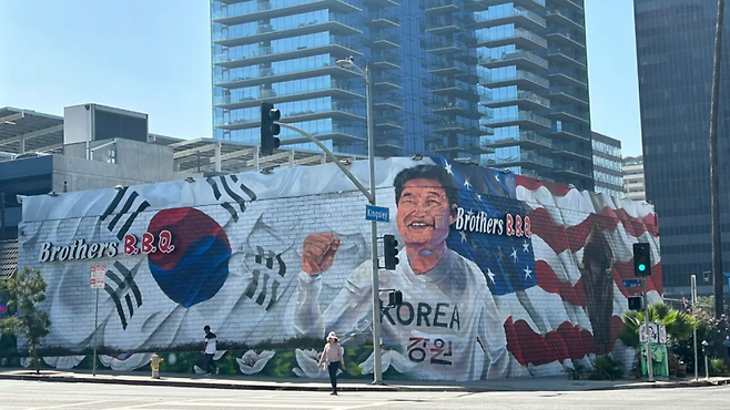 LAFC 구단이 소개한 LA 한인타운 내 손흥민의 벽화로 뒤덮인 건물. 사진=LAFC