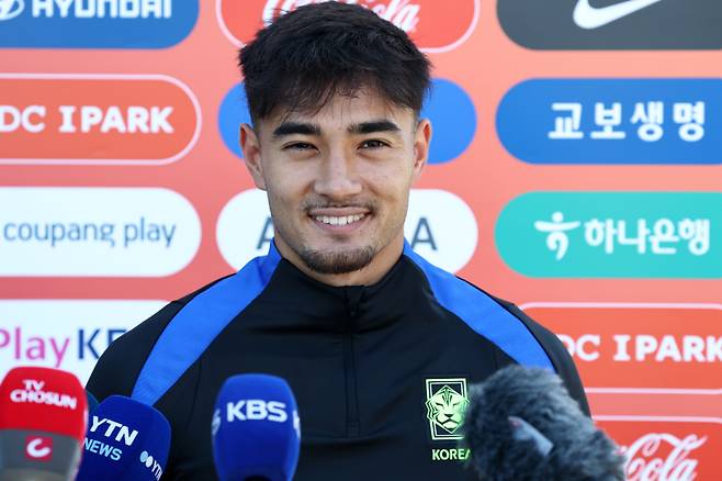 <yonhap photo-0758=""> 인터뷰하는 옌스 카스트로프 (뉴욕=연합뉴스) 윤동진 기자 = 3일(현지시간) 미국 뉴욕주 아이칸 스타디움에서 진행된 한국 축구 대표팀 훈련에서 옌스 카스트로프가 인터뷰를 하고 있다. 2025.9.4 mon@yna.co.kr/2025-09-04 03:01:29/ <저작권자 ⓒ 1980-2025 ㈜연합뉴스. 무단 전재 재배포 금지, AI 학습 및 활용 금지></yonhap>