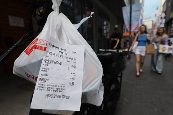 6월 29일 음식 배달 플랫폼에서 주문된 음식이 놓여있다. 최근 외식업계에 따르면 배달 중개 수수료와 배달비 부담 때문에 같은 음식이라도 매장 가격보다 배달 가격을 더 비싸게 받는 외식 업체나 점주들이 늘고 있다. 뉴스1