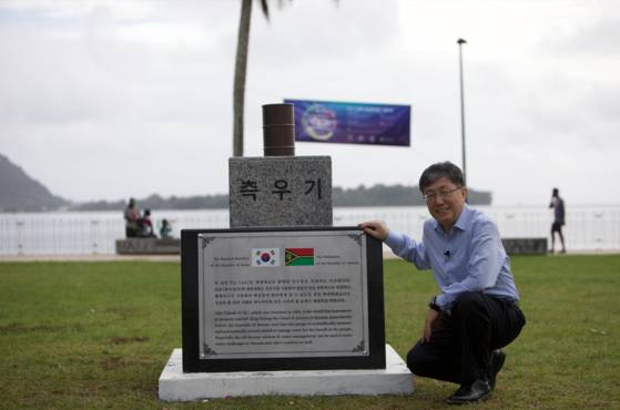 남태평양 섬나라 바누아투에 빗물 활용법을 전수한 한무영 교수. [사진 한무영]