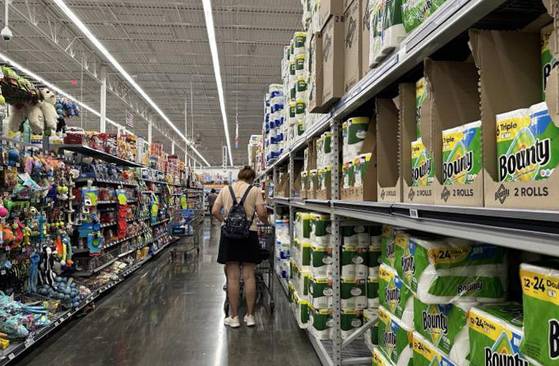 미국 LA 월마트에서 제품의 가격을 살펴보는 소비자. 연합뉴스